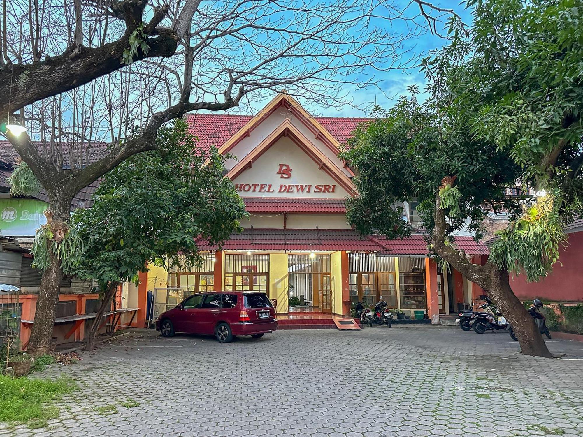 Hotel Dewi Sri Redpartner Yogyakarta Exterior photo