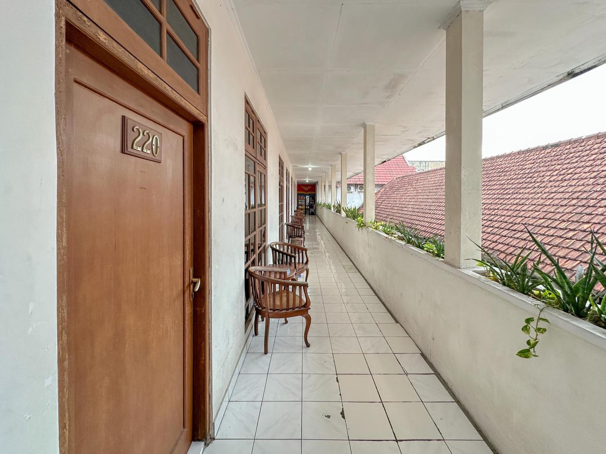 Hotel Dewi Sri Redpartner Yogyakarta Exterior photo