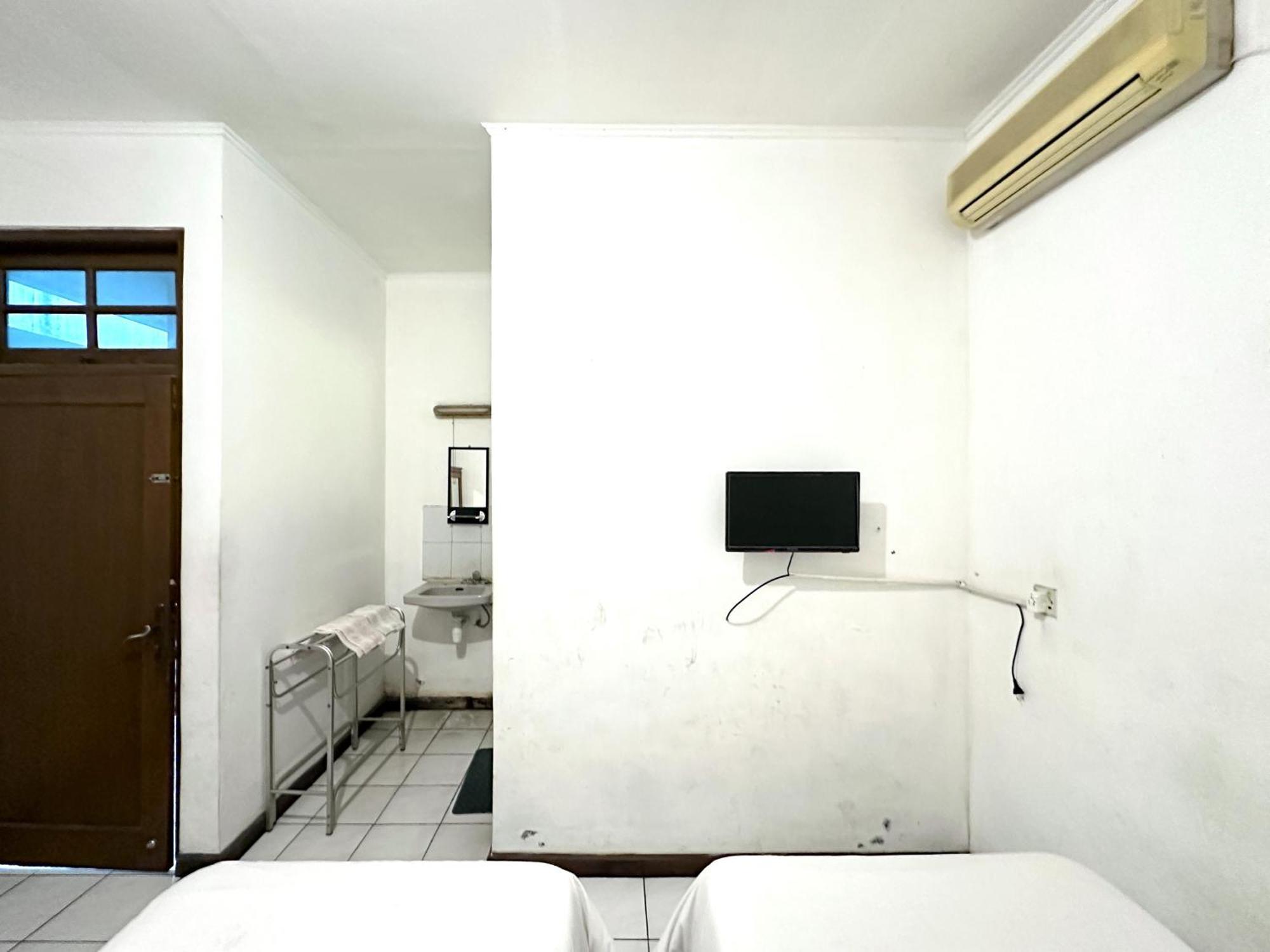 Hotel Dewi Sri Redpartner Yogyakarta Exterior photo