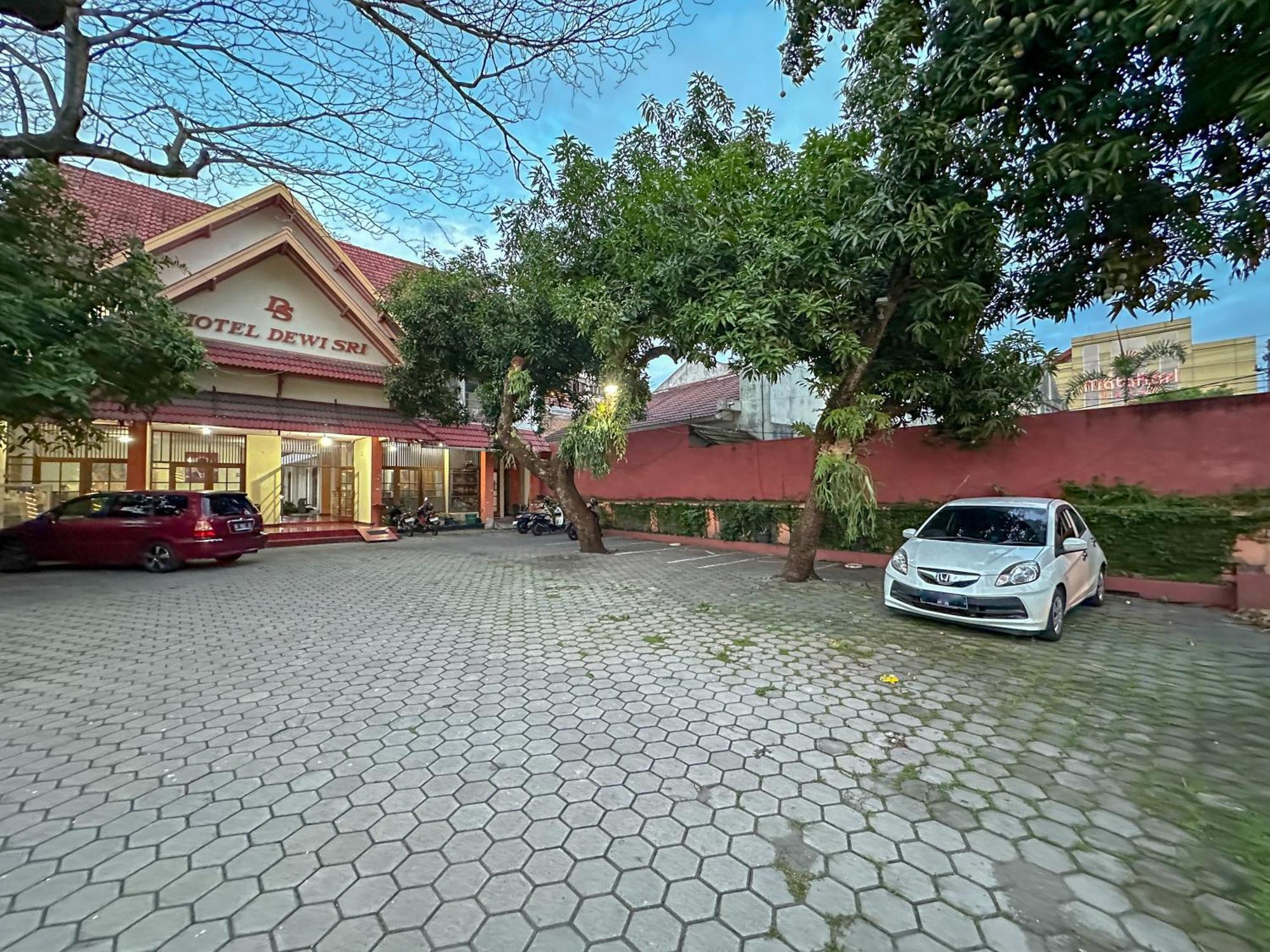 Hotel Dewi Sri Redpartner Yogyakarta Exterior photo