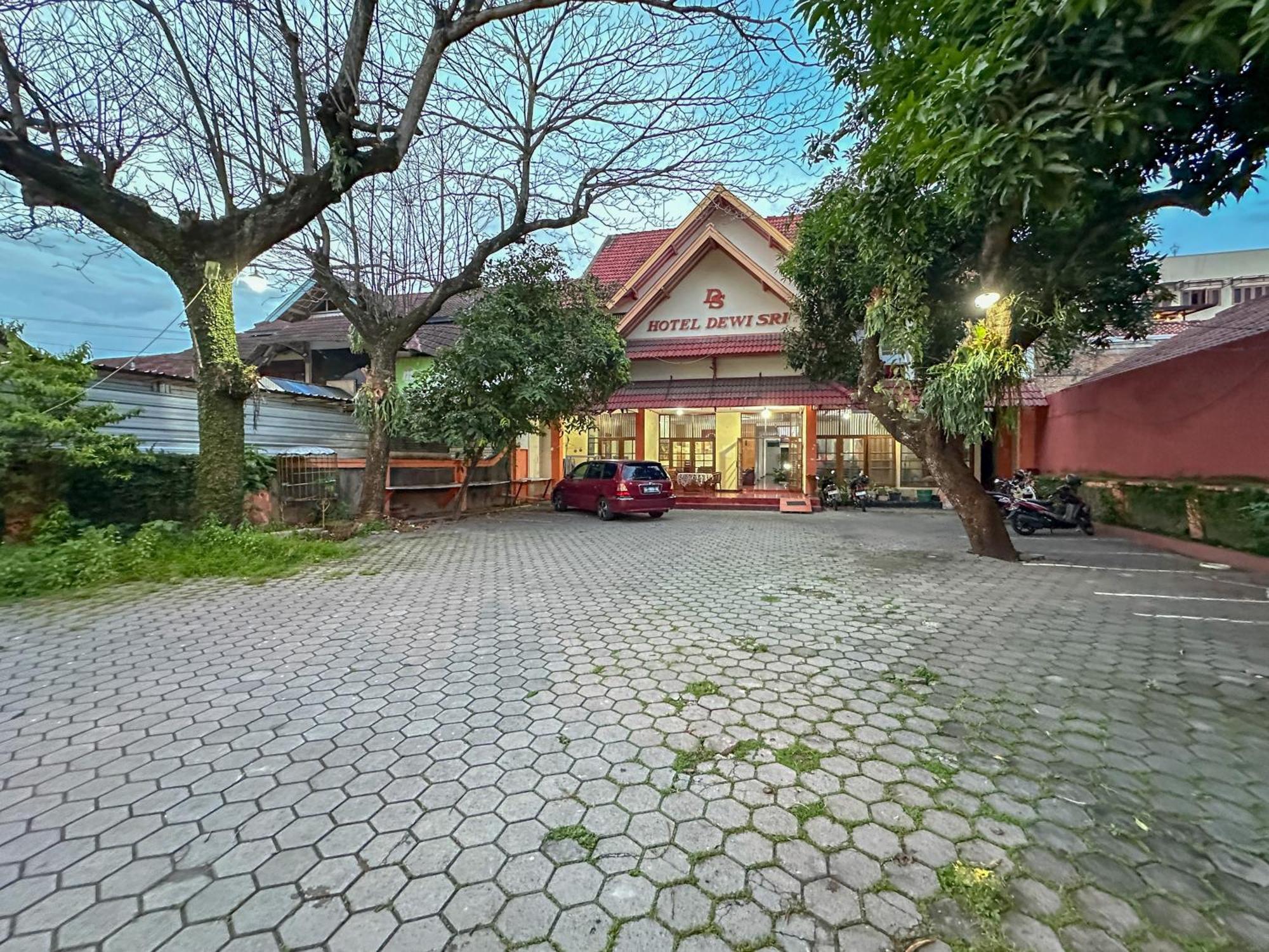 Hotel Dewi Sri Redpartner Yogyakarta Exterior photo
