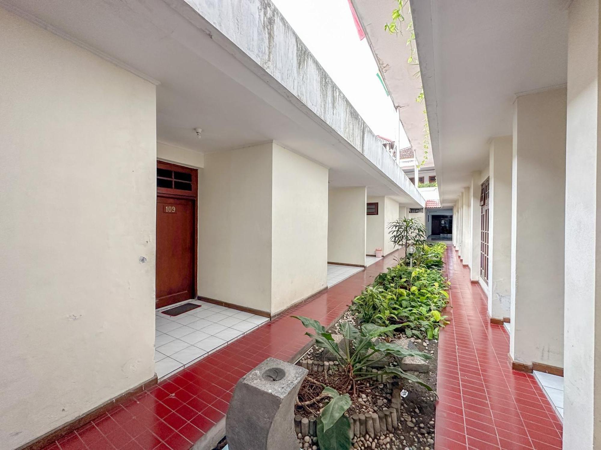Hotel Dewi Sri Redpartner Yogyakarta Exterior photo