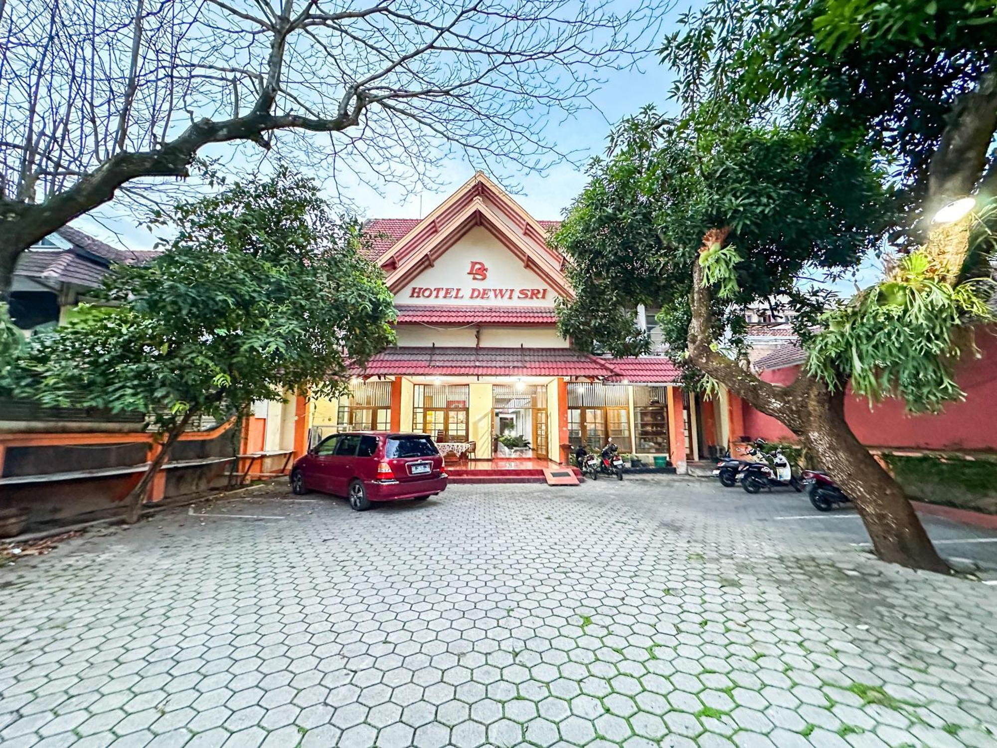 Hotel Dewi Sri Redpartner Yogyakarta Exterior photo