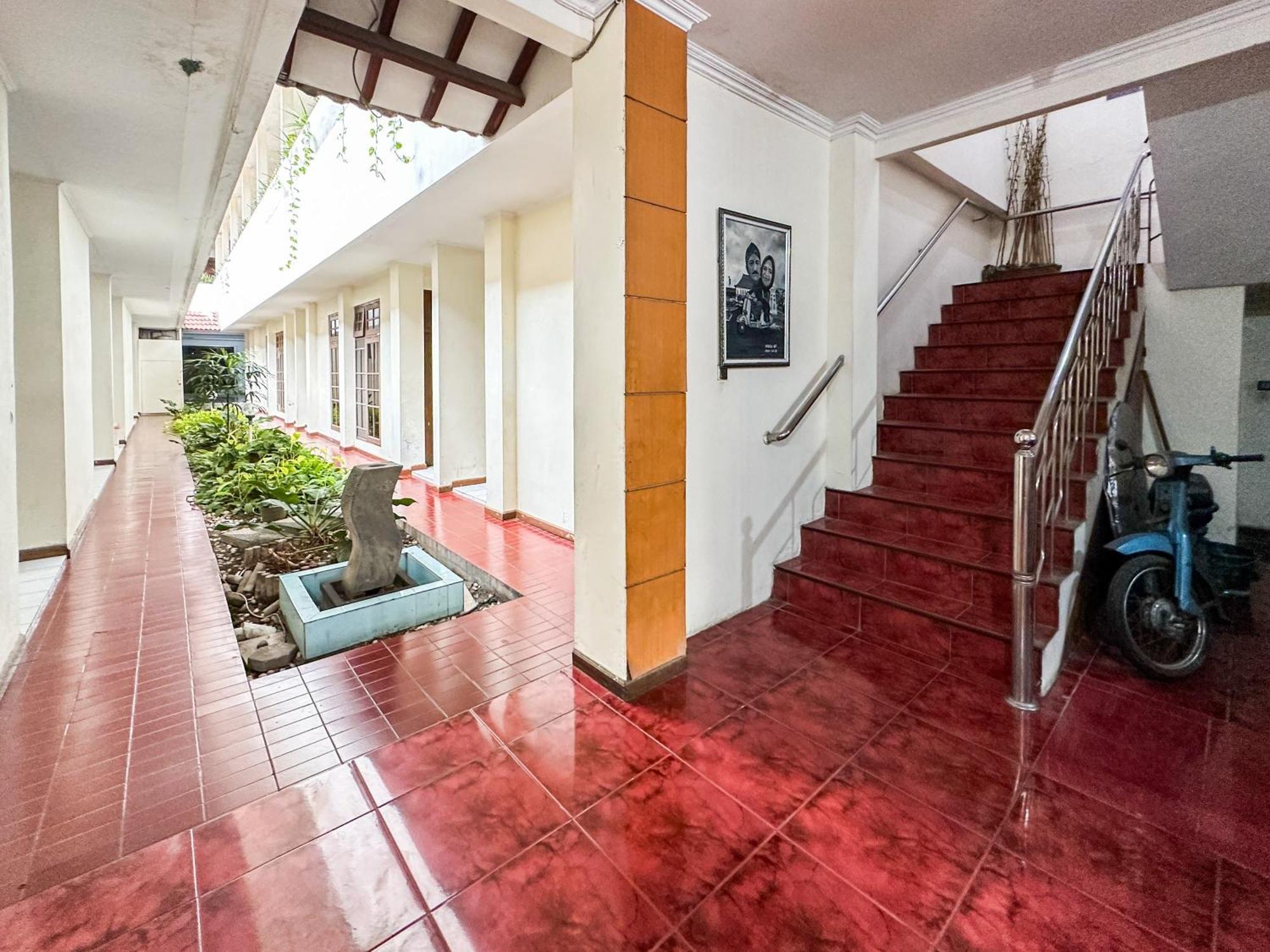 Hotel Dewi Sri Redpartner Yogyakarta Exterior photo