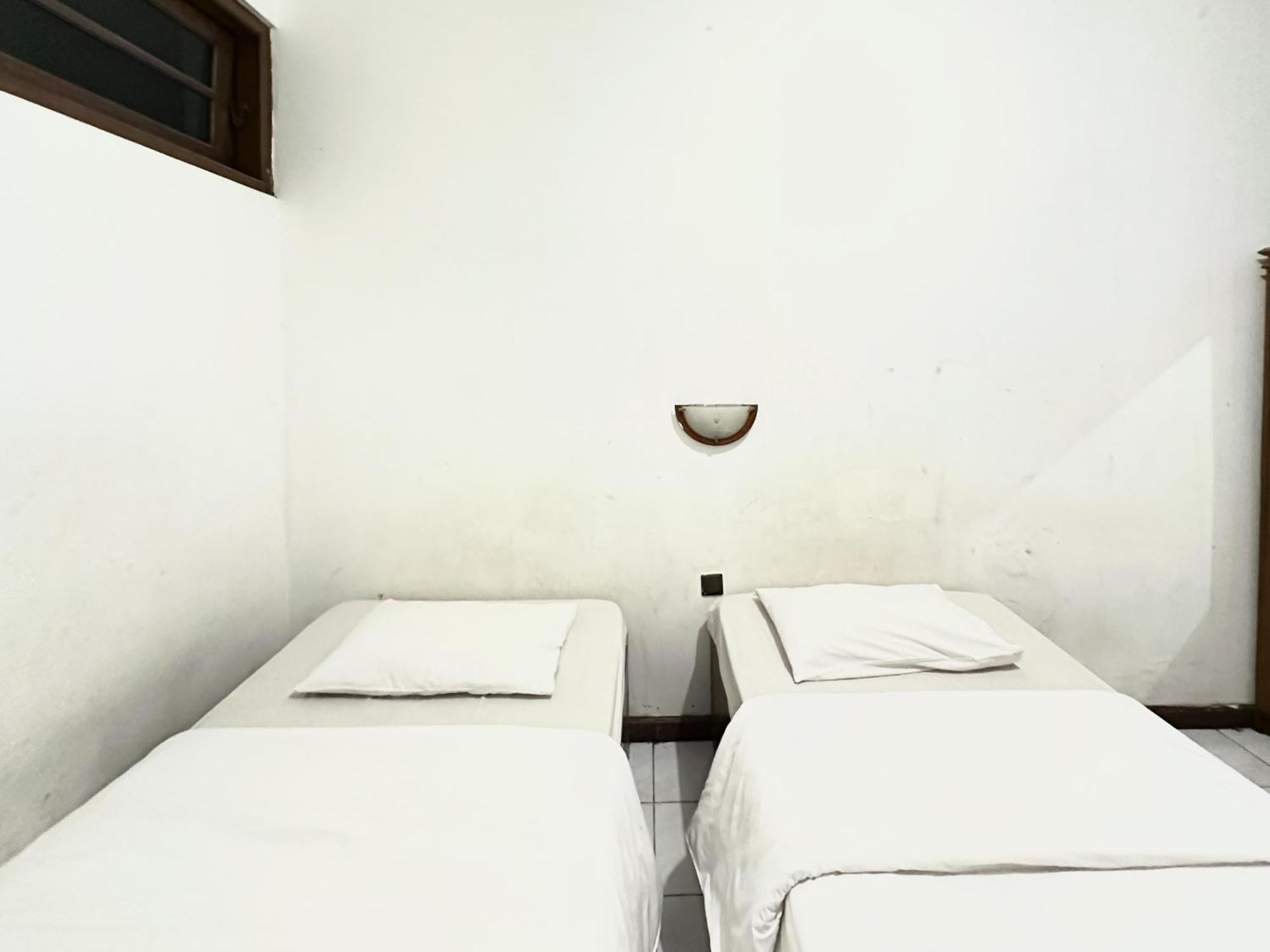 Hotel Dewi Sri Redpartner Yogyakarta Exterior photo