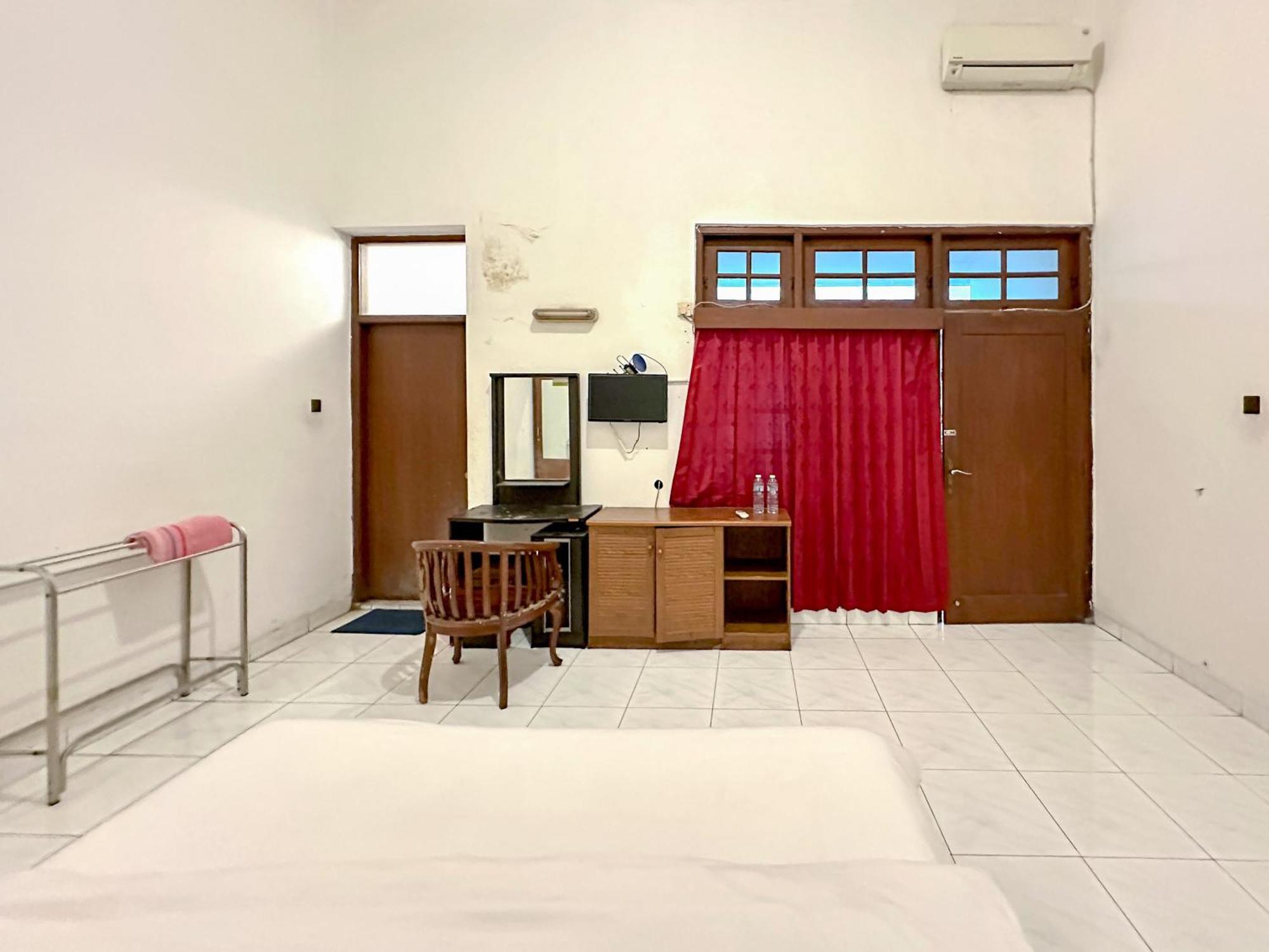 Hotel Dewi Sri Redpartner Yogyakarta Exterior photo