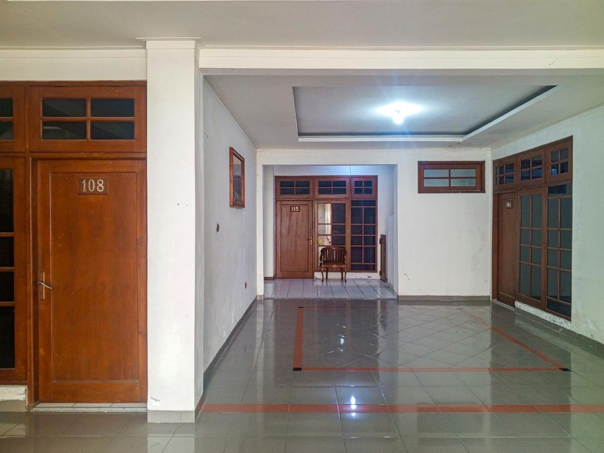 Hotel Dewi Sri Redpartner Yogyakarta Exterior photo