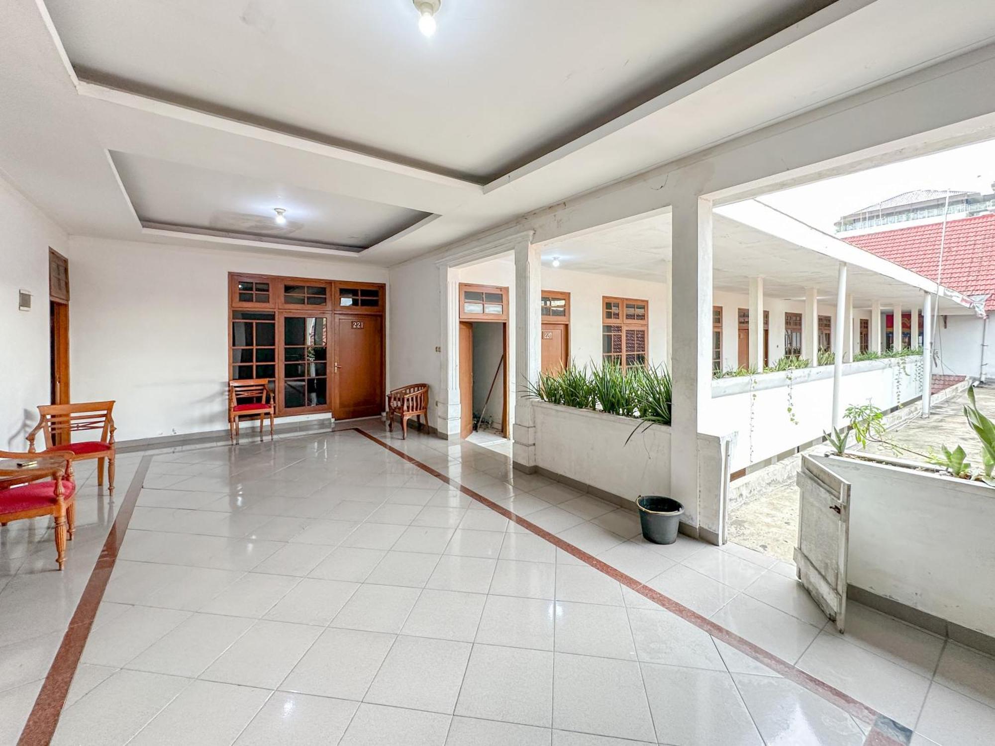 Hotel Dewi Sri Redpartner Yogyakarta Exterior photo