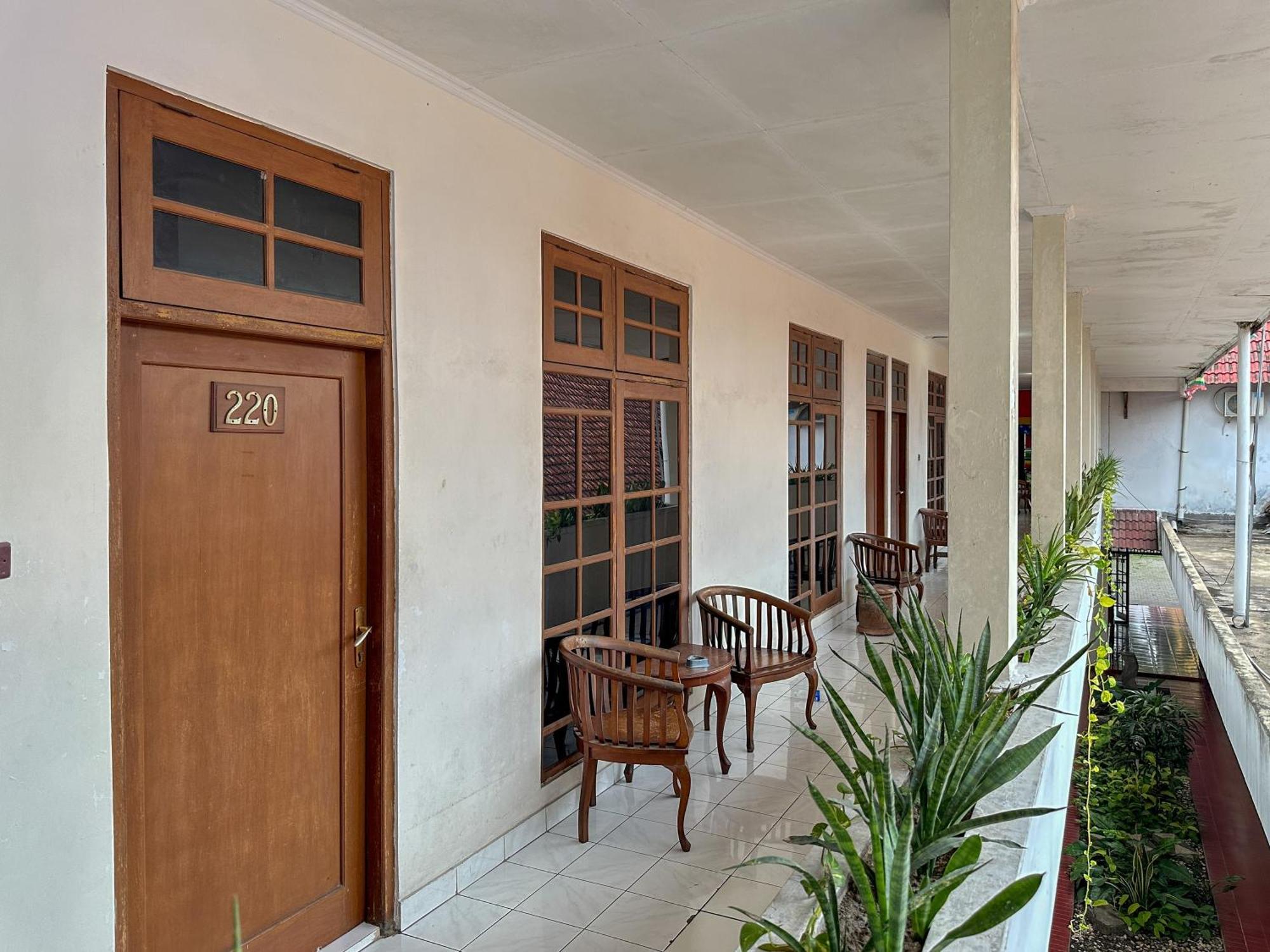 Hotel Dewi Sri Redpartner Yogyakarta Exterior photo